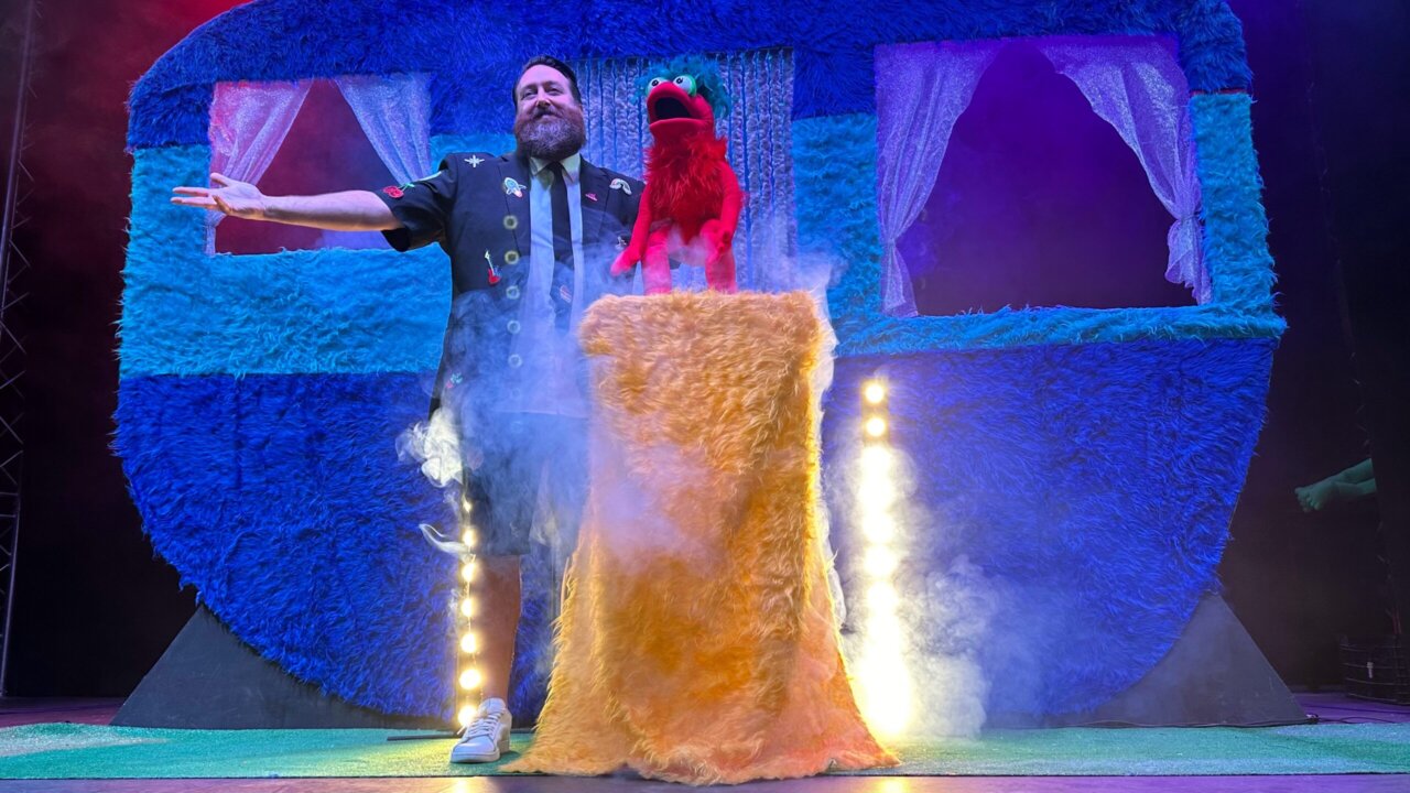 Actor en un espectáculo musical infantil con marioneta en Ibiza