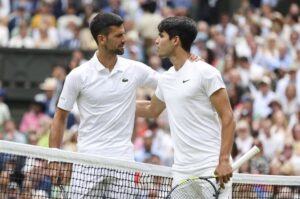 Novak Djokovic felicita a Carlos Alcaraz tras su victoria en la final de Wimbledon de 2024