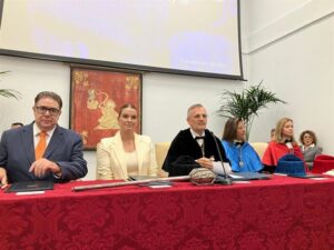 La presidenta del Govern, Marga Prohens, y el rector de la UIB, Jaume Carot, durante el acto de apertura del a&ntilde;o acad&eacute;mico