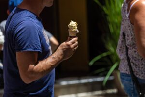 Un hombre come un helado, en una imagen de archivo en Baleares