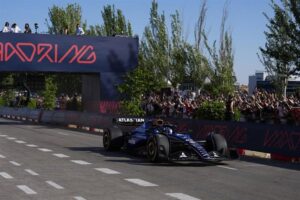 Carlos Sainz en acci&oacute;n durante una exhibici&oacute;n con Williams en el futuro circuito de F1 Madring el 07 de junio de 2025 en Madrid, Espa&ntilde;a