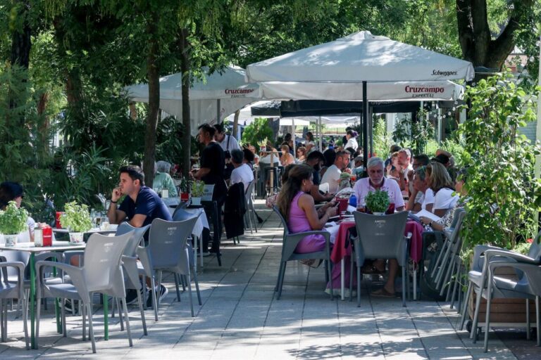 Varias personas disfrutan de las altas temperaturas