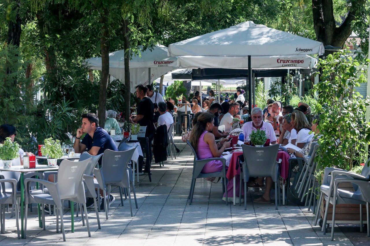 Varias personas disfrutan de las altas temperaturas