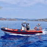 Agentes de la Guardia Civil patrullan por el mar.