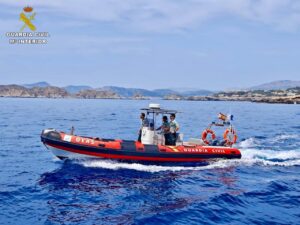 Agentes de la Guardia Civil patrullan por el mar.