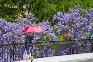Personas con ropa veraniega paseando por el Puente de Triana.