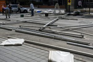 Montaje de una carpa. - Jorge Gil - Europa Press - Archivo