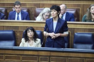 La ministra de Inclusi&oacute;n, Seguridad Social y Migraciones, Elma Saiz, interviene durante una sesi&oacute;n de control en el Gobierno, en el Congreso de los Diputados, a 24 de septiembre de 2025, en Madrid (Espa&ntilde;a).