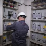 T&eacute;cnico de Endesa revisando unas instalaciones