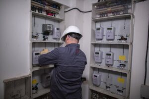 T&eacute;cnico de Endesa revisando unas instalaciones