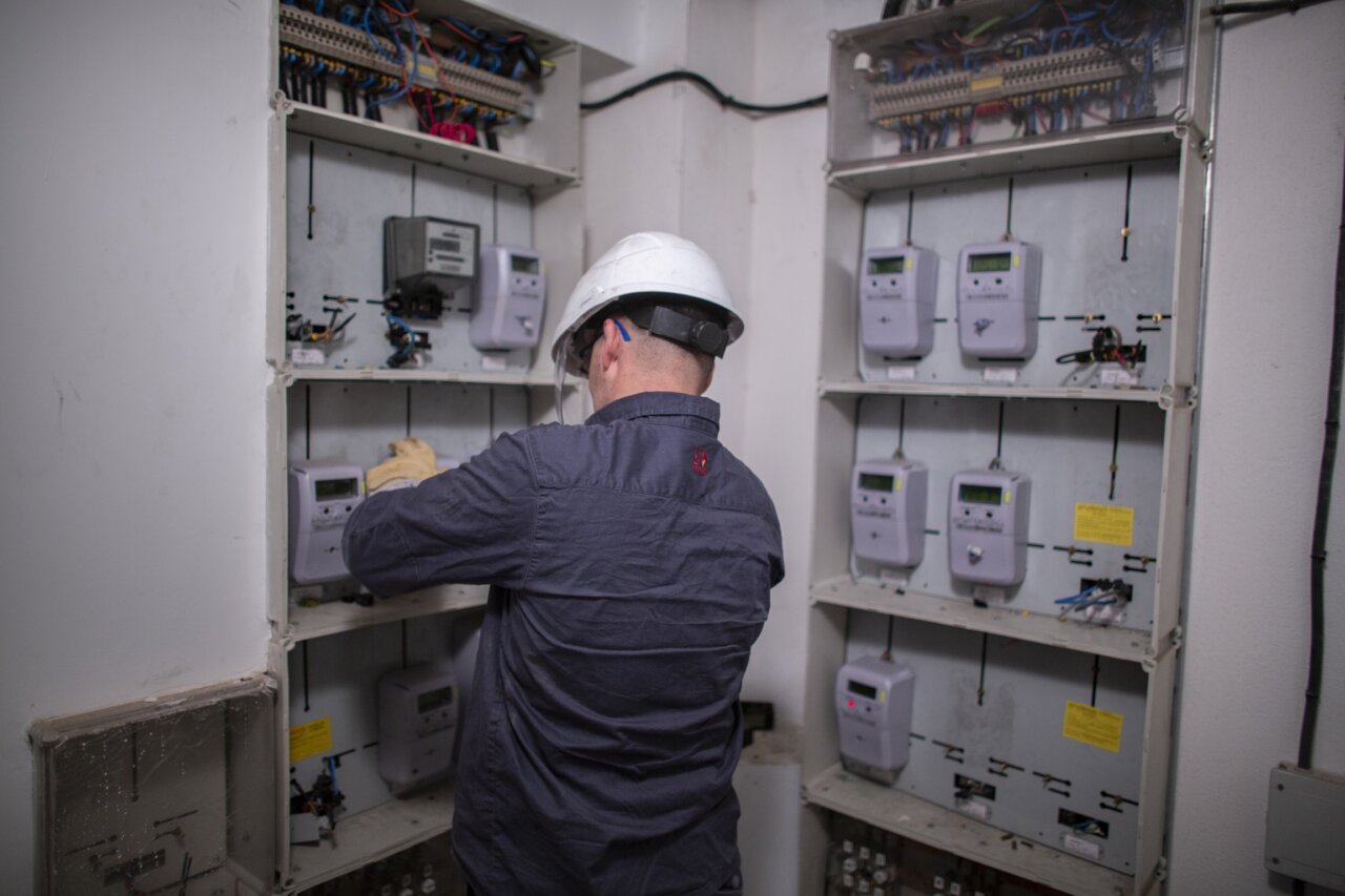 Técnico de Endesa revisando unas instalaciones