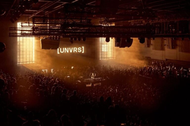 Vista del evento en UNVRS con multitud de asistentes y luces