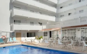 Vista del Hotel Vibra en Ibiza afectado por un temporal