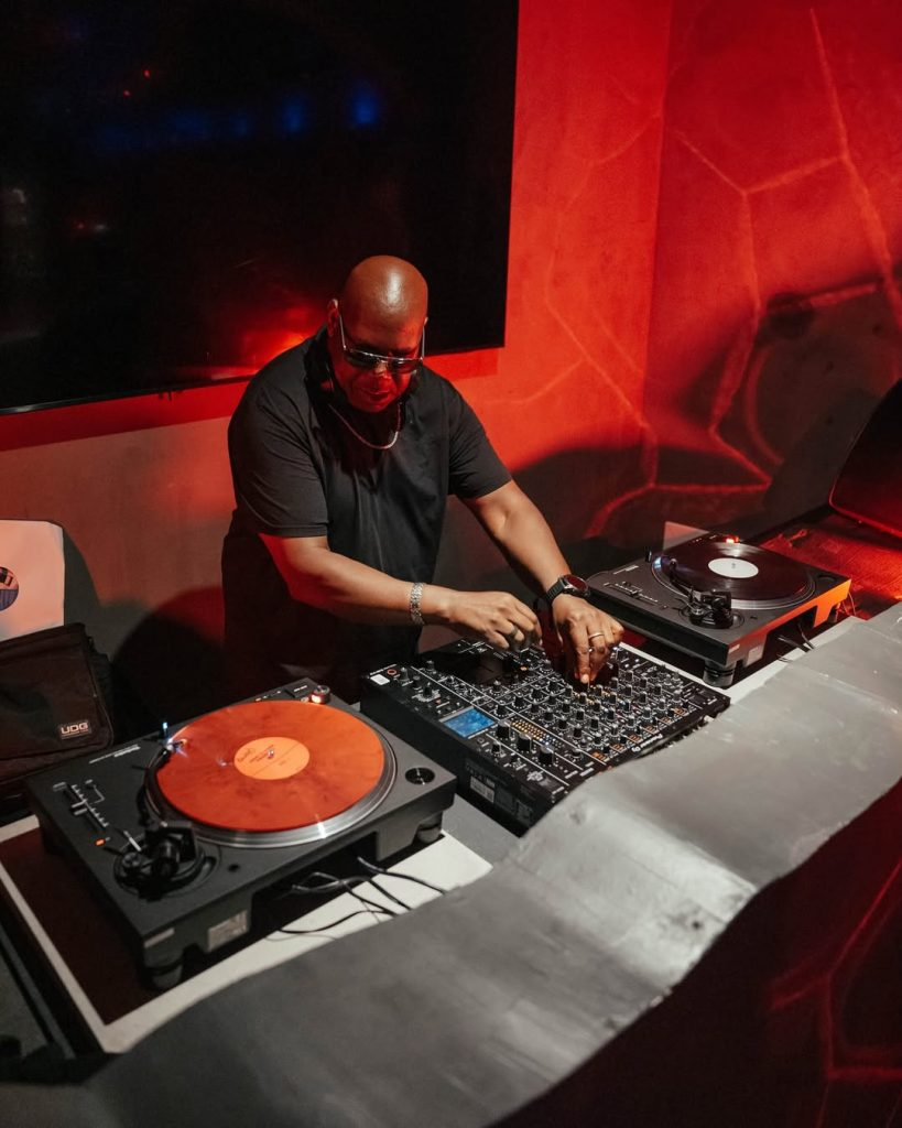 Carl Cox en una sesión especial para el programa Essential Mix de BBC Radio 1 en [UNVRS]