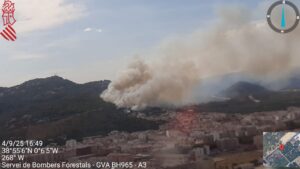 Seis medios áereos y varias dotaciones terrestres trabajan para frenar el fuego Seis medios áereos y varias dotaciones terrestres trabajan para frenar el fuego