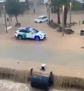 Vehículo en medio de una inundación en el puerto de Ibiza
