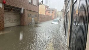 Calle inundada en Gandía debido a fuertes lluvias y tormentas