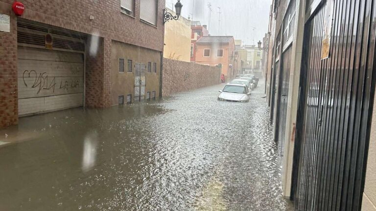 Calle inundada en Gandía debido a fuertes lluvias y tormentas