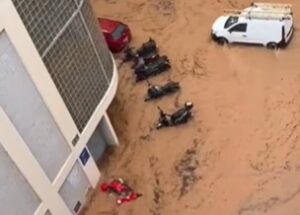 Vista aérea de inundaciones en Ibiza con vehículos sumergidos en agua