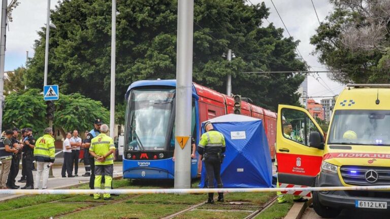 Accidente de tranvía en Santa Cruz de Tenerife con presencia de servicios de emergencia.