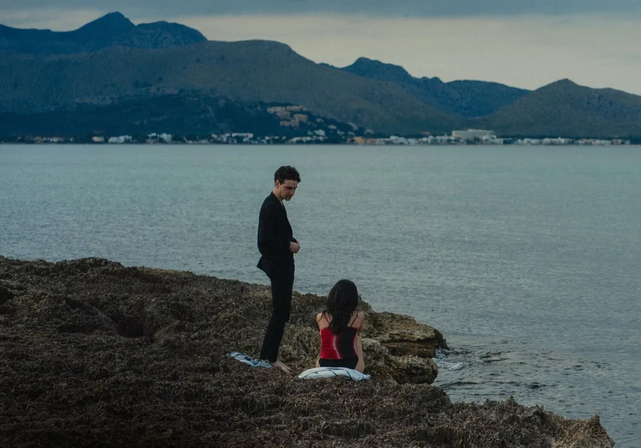 Escena de la serie La Ruta Vol 2 en Ibiza con dos personajes