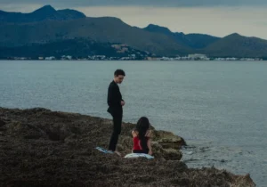 Escena de la serie La Ruta Vol 2 en Ibiza con dos personajes