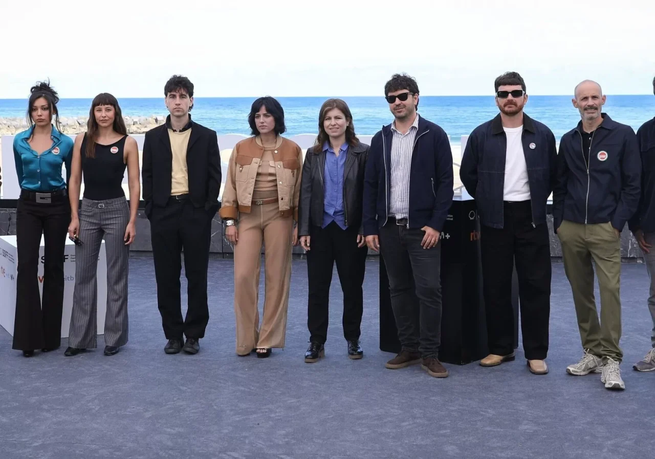 Elenco de La Ruta Vol 2 en evento promocional junto al mar