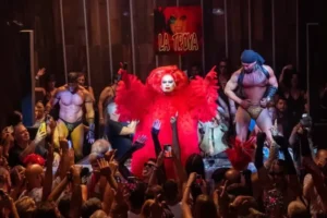 Actuaci&oacute;n en La Troya Closing Party en Playa Soleil con artistas en el escenario.