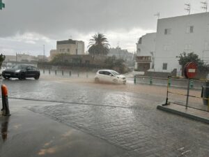 Calle inundada en Ibiza durante una intensa lluvia