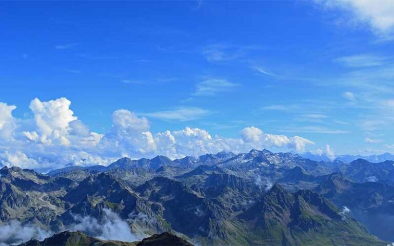 Vista panorámica de los Pirineos bajo un cielo azul despejado