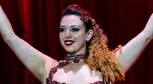 Marina Barceló, acróbata de Mallorca, en una actuación con vestuario brillante.