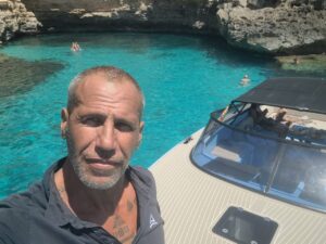 No&eacute; Mor&oacute;n en un barco en aguas de Formentera