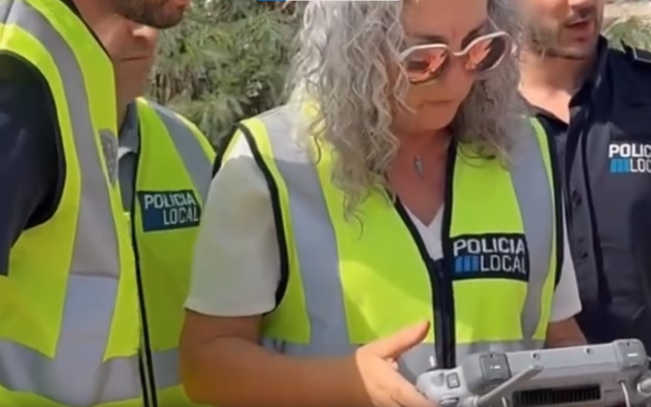 Agentes de la Policía Local de Ibiza operando un dron