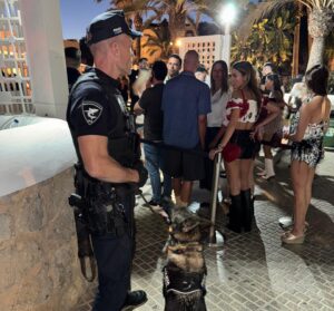 Policía Local con perro en operativo de seguridad en Santa Eulària
