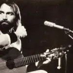 Pablo Guerrero cantando con guitarra en un escenario