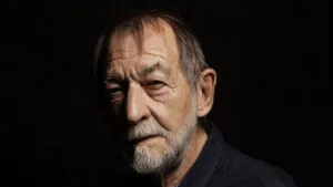 Retrato de Pablo Guerrero, cantautor español destacado.