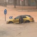 Coche amarillo atrapado en inundación en Ibiza durante temporal