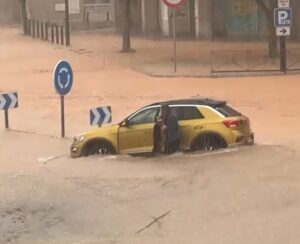 Coche amarillo atrapado en inundaci&oacute;n en Ibiza durante temporal