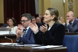 La presidenta del Govern Marga Prohens aplaudiendo en el Parlament