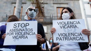 Manifestantes sosteniendo carteles contra la violencia vicaria en una protesta.