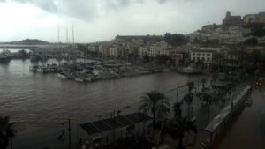 Vista del puerto de Ibiza inundado tras fuertes lluvias