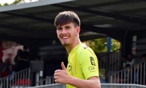 Raúl Ramírez, portero de 19 años, sonriente en el campo de fútbol.