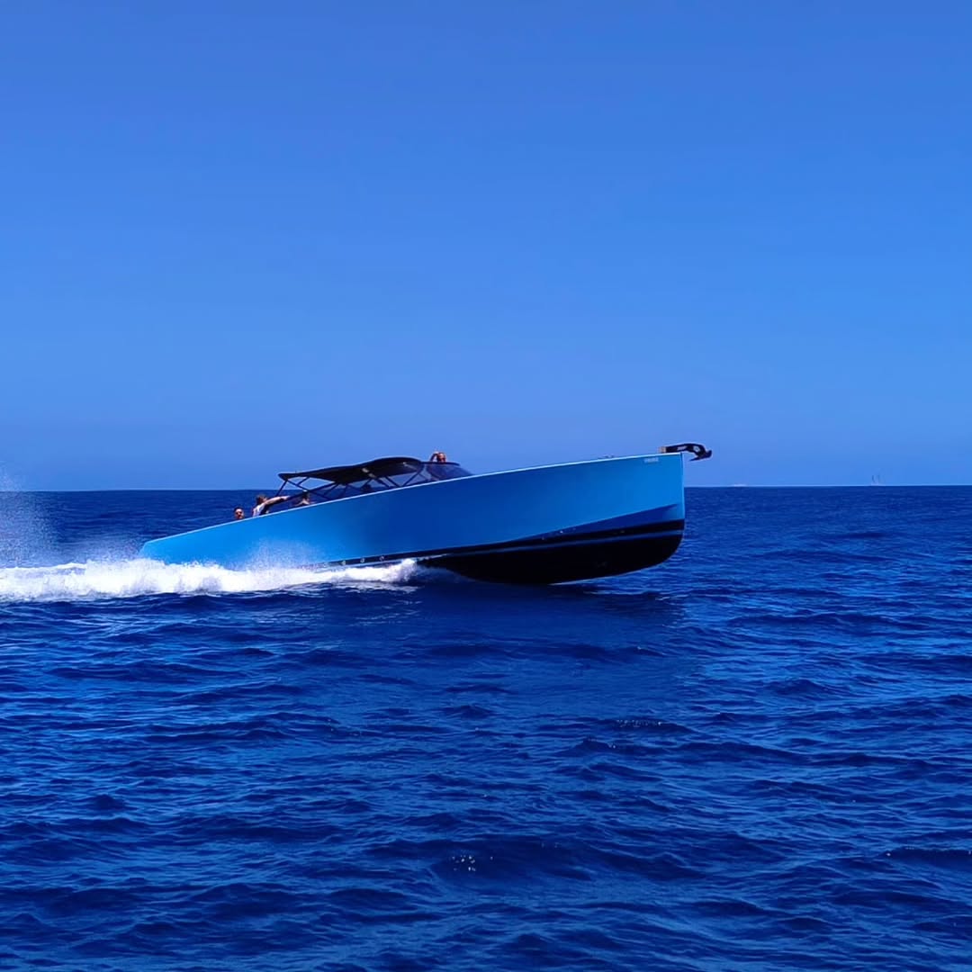 Barco navegando en aguas de Formentera bajo un cielo azul