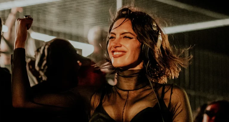Sara Landry disfrutando de un evento de música electrónica en Ibiza
