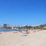 La playa de S'Arenal se encuentra situada a continuación del puerto de Sant Antoni
Foto: Xescu Prats