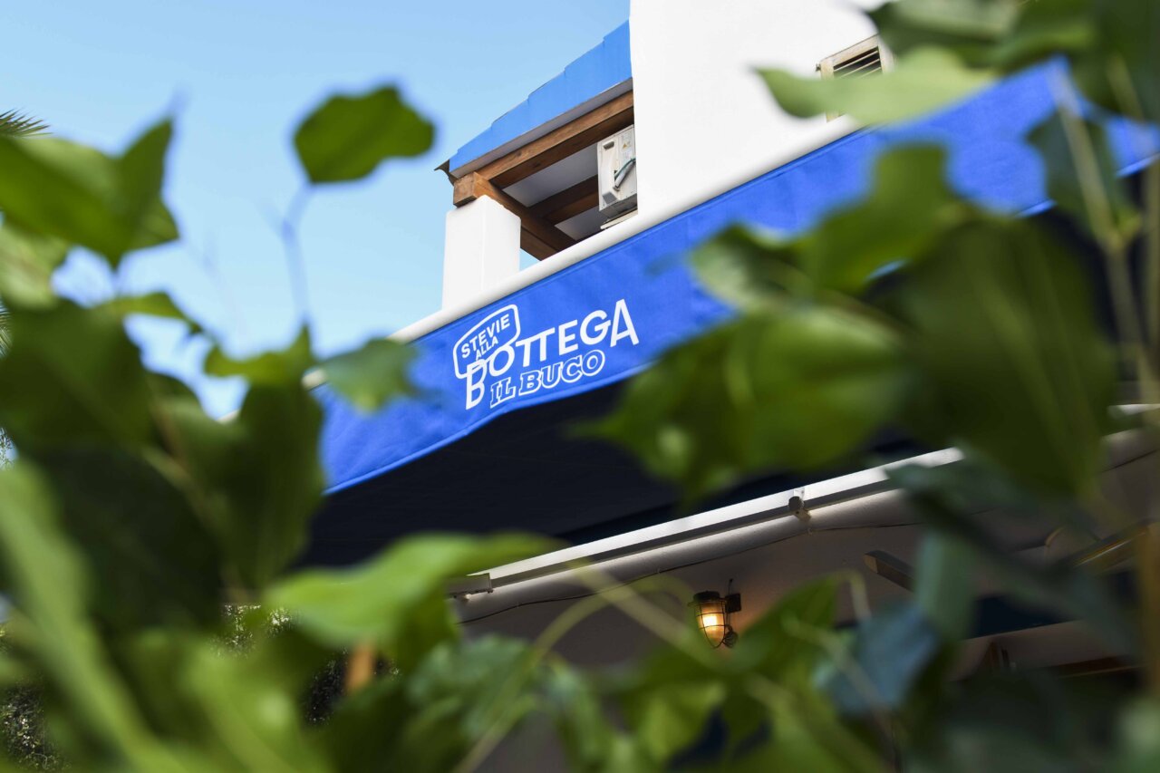 Stevie alla Bottega il Buco en Ibiza Fachada del deli Stevie alla Bottega il Buco en Ibiza