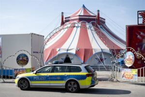 Carro de polic&iacute;a frente a un circo en Alemania tras un accidente tr&aacute;gico