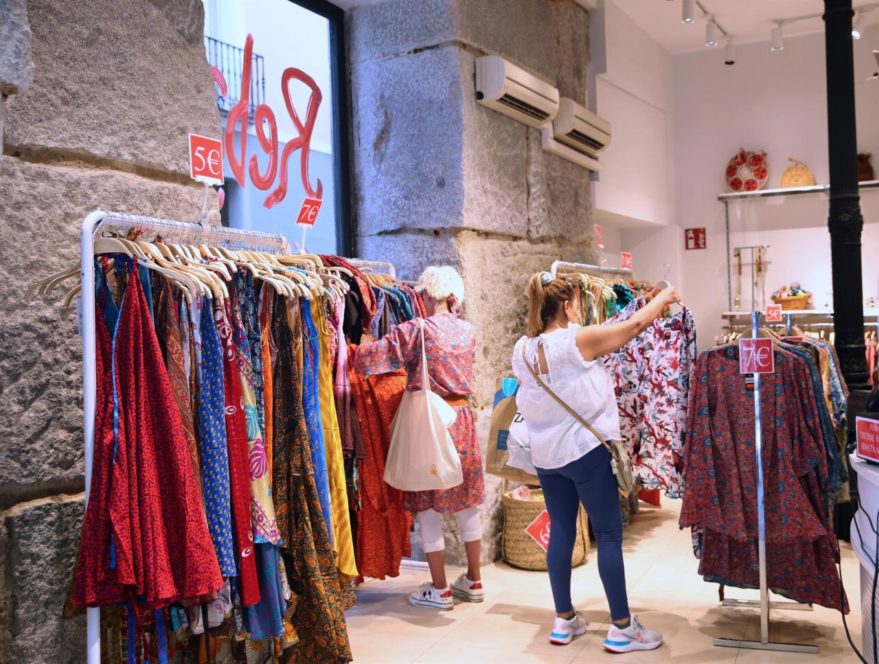 Mujeres comprando ropa en una tienda de Baleares.