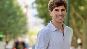 Eneko Goia sonriente en un entorno urbano con árboles.