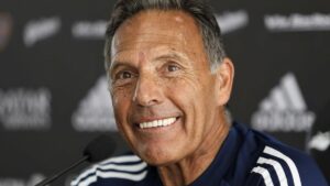 Miguel Ángel Russo sonriendo durante una conferencia de prensa